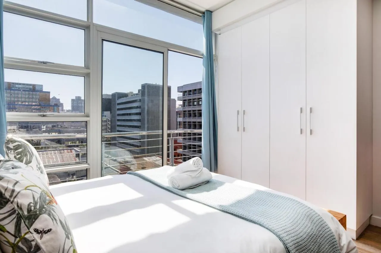 Backup-Power Eclectic Blue City View Apartment Cape Town