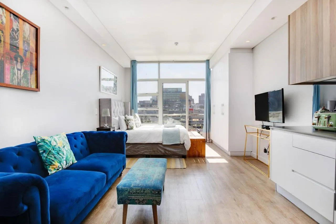 Backup-Power Eclectic Blue City View Apartment Cape Town