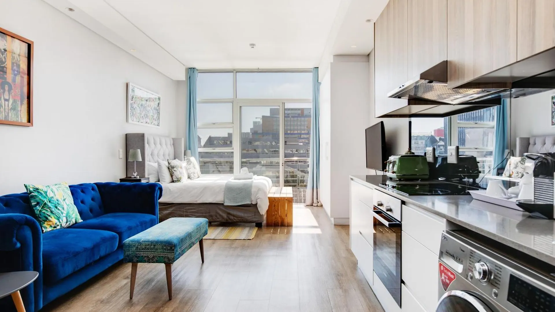 Backup-Power Eclectic Blue City View Apartment Cape Town